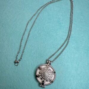 Designer Silver Snowflake Necklace pre-owned